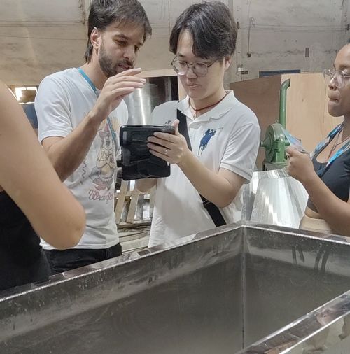 ข่าวล่าสุดของบริษัทเกี่ยวกับ การท่องเที่ยวที่ประสบความสําเร็จของลูกค้าสเปน ความสนใจในเครื่องขนส่งสไพร่